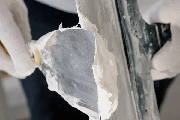 Stukadoor van GS Afbouw aan het werk