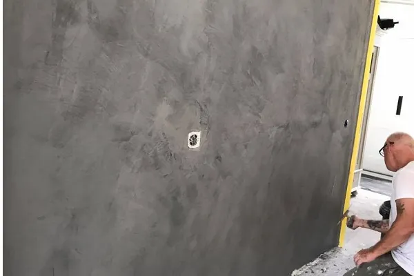 Wand afgewerkt met beton ciré in een woning in Urk — stucwerk door GS Afbouw